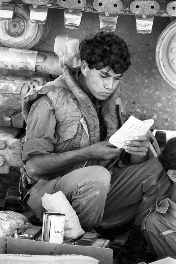 Bir İsrailli asker Golan Cephesi'nde  talimatları okuyor. Le Figaro arşivi. Fotoğraf. Sergio del Grande, Mandodari. Portfalio..jpg