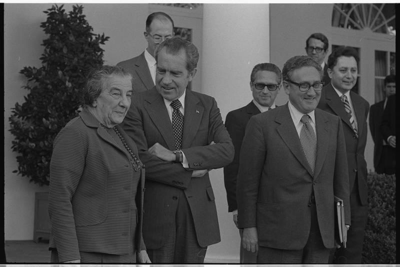 1973'teki sürpriz savaşın olumsuz sonuçlarını giderebilmek için ABD Başkanı R. Nixon ile Dışişleri Bakanı H. Kissinger'den imdat isteyen İsrail Başbakanı Golda Meir. Kaynak, Stock Photo-Alamy.jpg